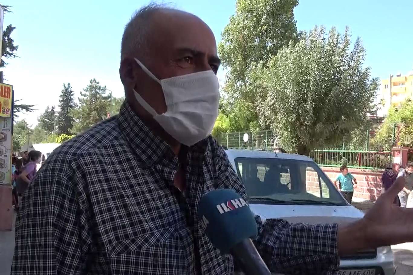 Veliler okul çıkışı yaşanan araç ve öğrenci yoğunluğunun kazalara sebebiyet vermesinden endişeli Veliler okul çıkışı yaşanan araç ve öğrenci yoğunluğunun kazalara sebebiyet vermesinden endişeli